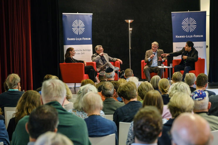 Eine Podiumsdiskussion vor großem Publikum
