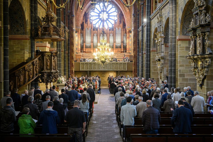 Eine große, vollbesetzte Kirche.