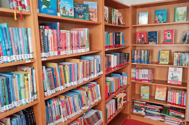 Bücherregale in einer Bücherei