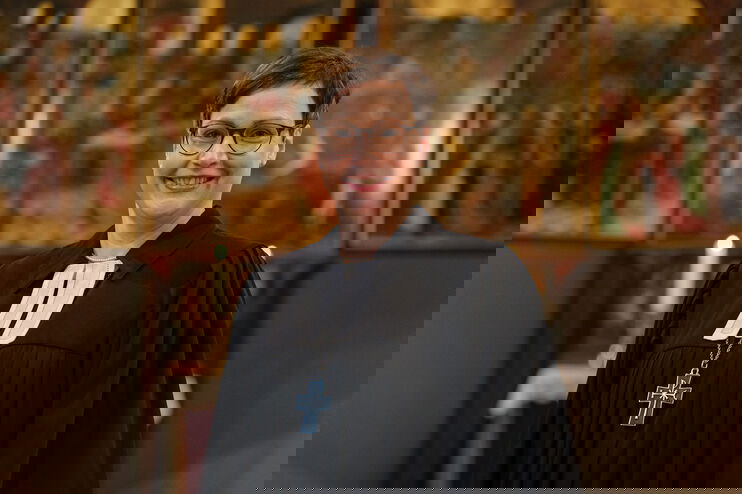 Eine weiblich zu lesende Person im Talar.