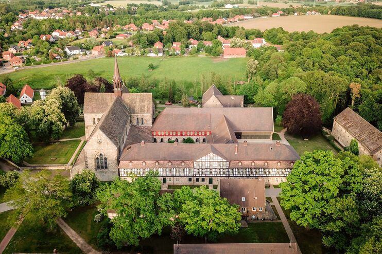 Blick aus der Luft auf die Gebäude des Kloster Loccum.