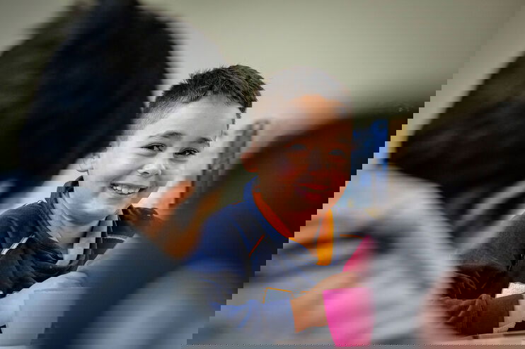 Auch Denis ist gern dabei in der Döhrener St. Petri-Gemeinde (Foto: Jens Schulze).