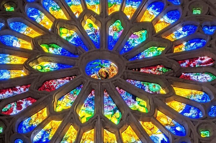 Ein Buntglasfenster in einer Kirche.