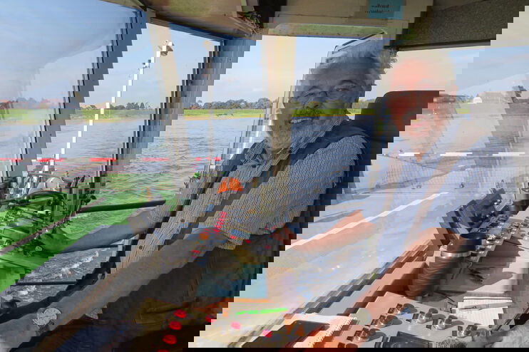 Ein Mann in einer Kapitänskabine