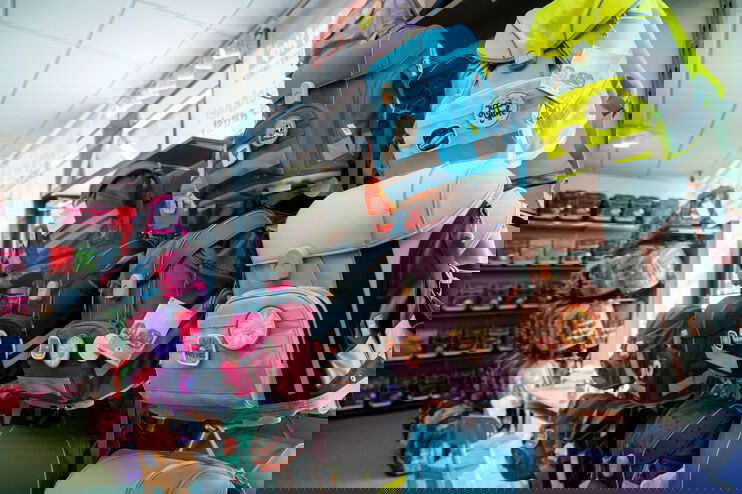 Mehrere Schulranzen in einem Fachgeschäft