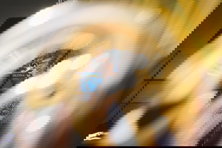 Ein Posaunenchor, aufgenommen durch ein Instrument, das unscharf im Vordergrund steht.