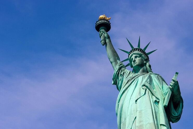 Die Freiheitsstatue von New York aus der Froschperspektive.