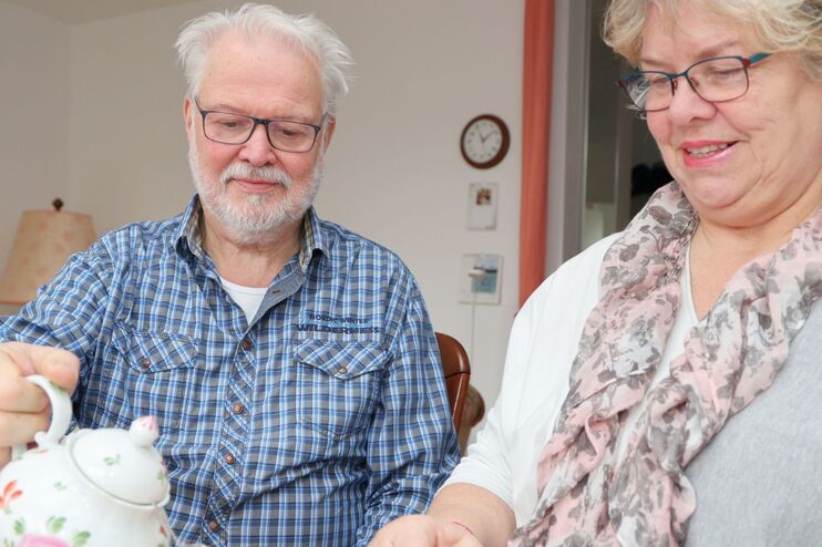 Ein älteres Ehepaar mit Teeservice