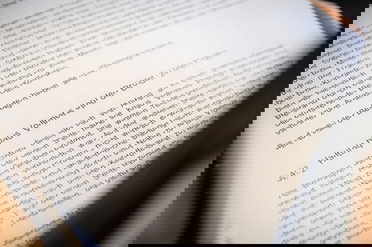 Eine aufgeschlagene Buchseite mit Text