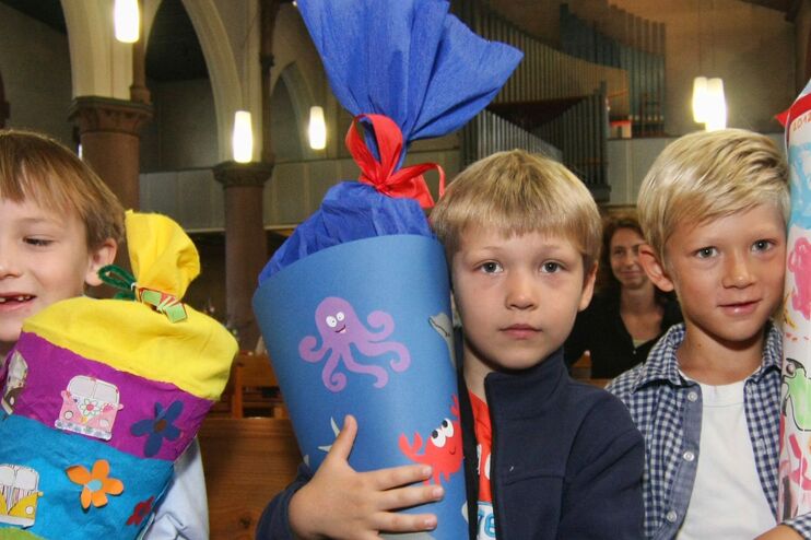 Drei Kinder mit Schultüten