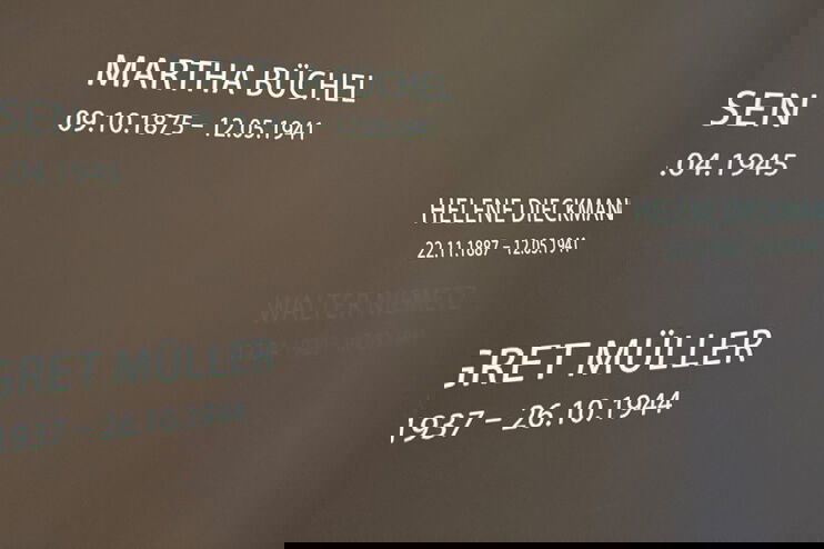 Namen und Lebensdaten von Euthanasie-Opfern werden an eine Wand projiziert.