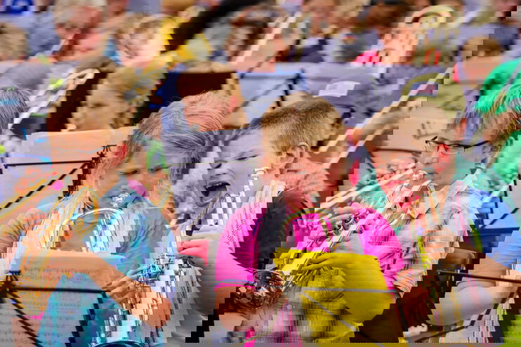 Mehrere Kinder spielen Blasinstrumente.