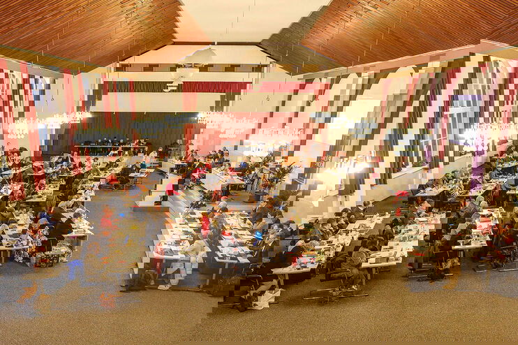 Ein großer Saal mit vielen Menschen