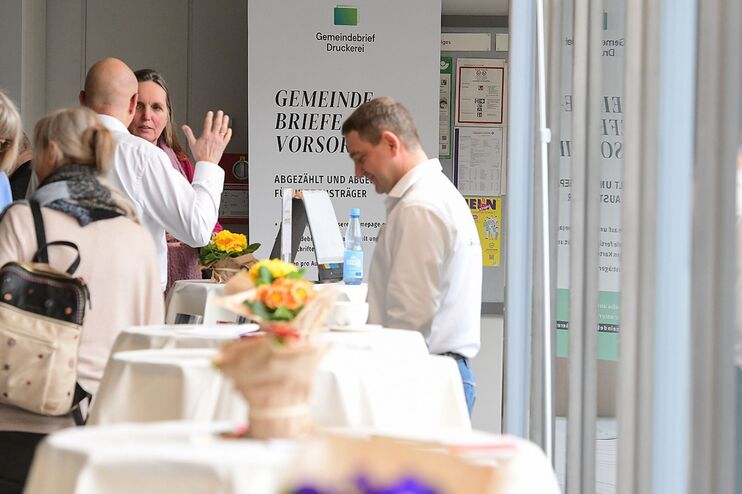 Menschen stehen in einem Forum.