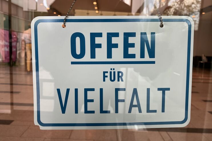 Das Bild zeigt ein Schild an einer Ladentür. Es trägt den Schriftzug "Offen für Vielfalt"