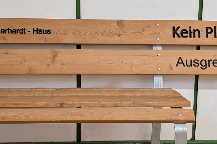 Gezeigt ist eine Bank mit der Aufschrift "Kein Platz für Ausgrenzung"