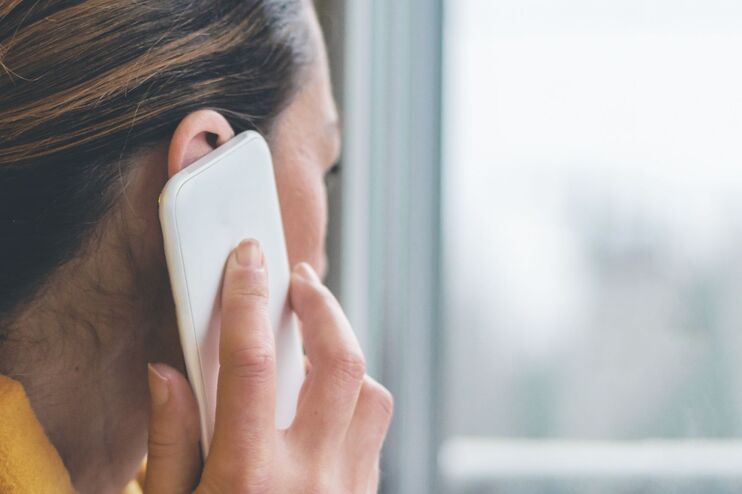 Frau mit Handy am Ohr