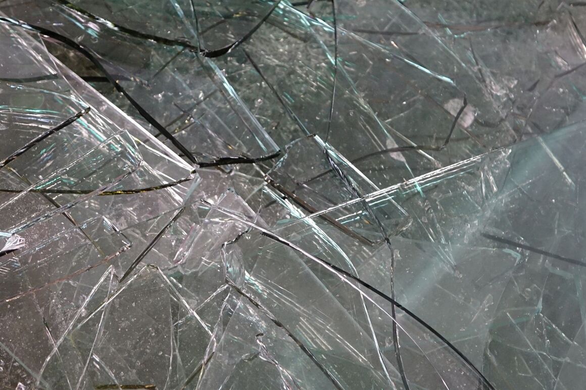 Glasscherben auf dem Boden