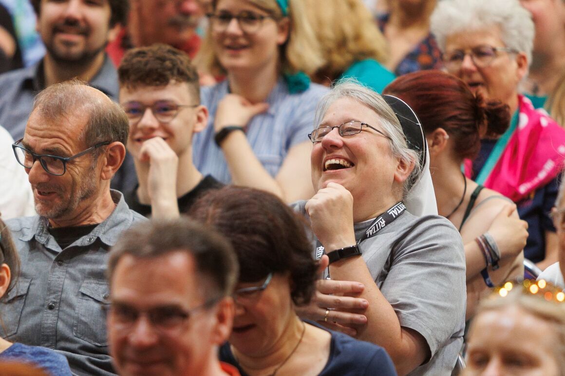 Ein buntes Publikum.