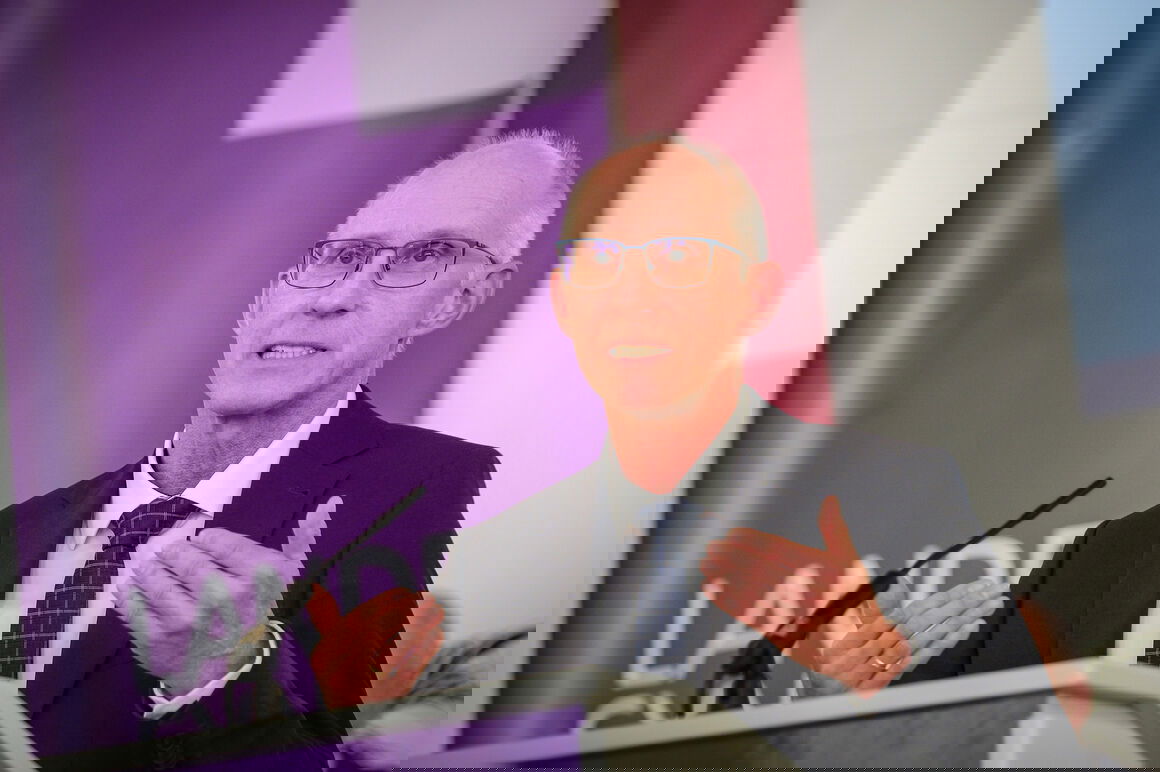 Eine männlich lesbare Person am Rednerpult