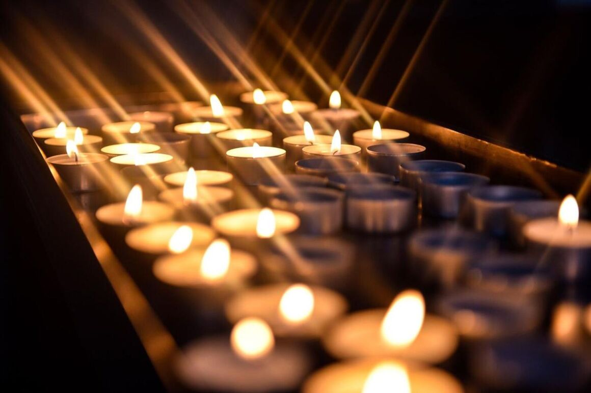 Mehrere Teelichter in einer Kirche