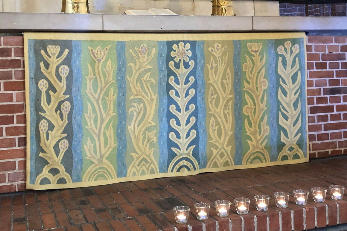 Mehrere Kerzen vor einem Altar