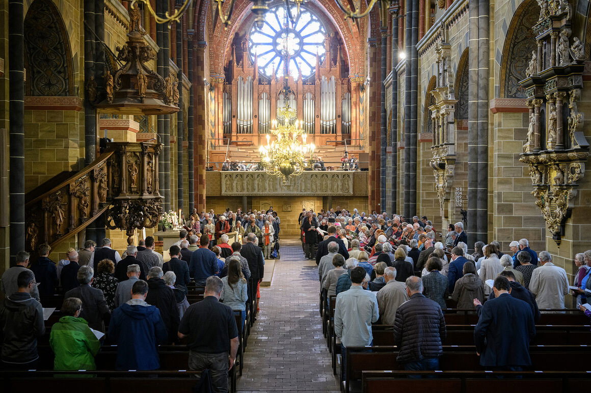Eine große, vollbesetzte Kirche.