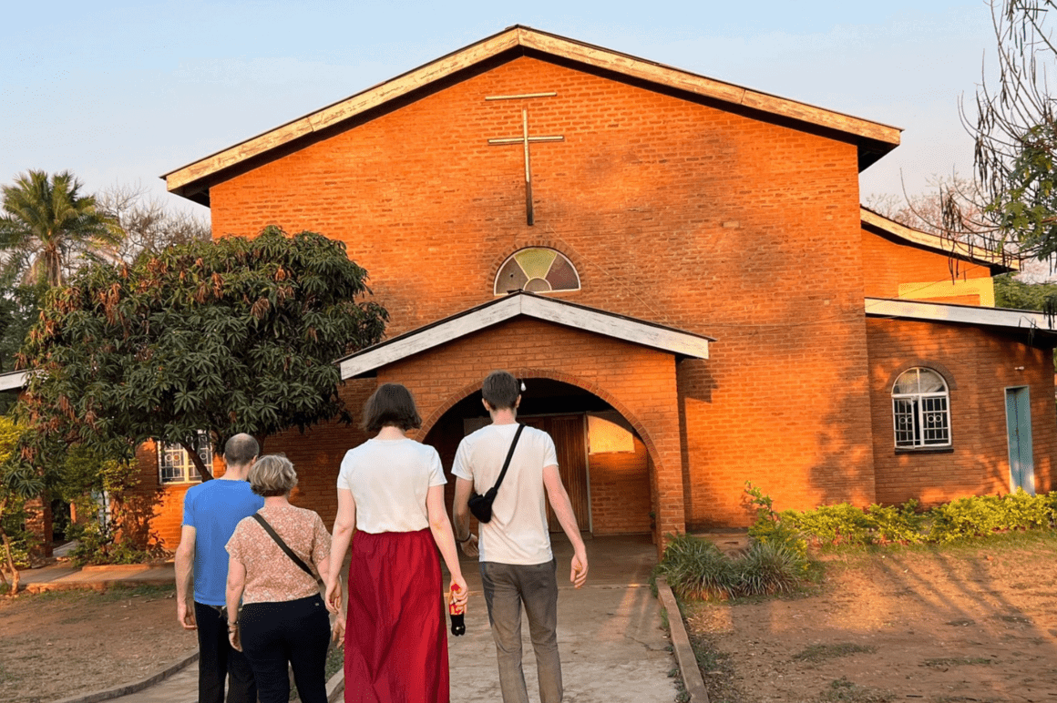 Menschen vor einer Kirche.