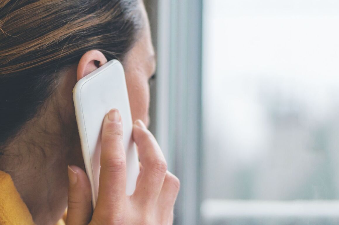Frau mit Handy am Ohr